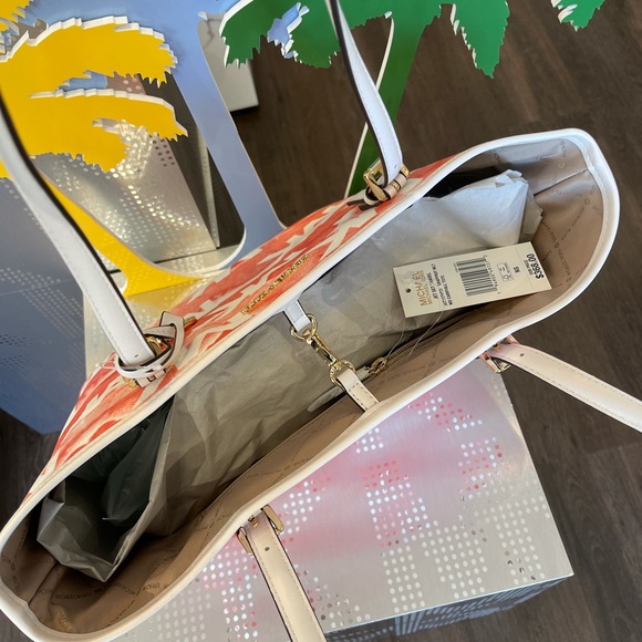 Michael Kors JST Medium Carryall Tote - Picture 6 of 10